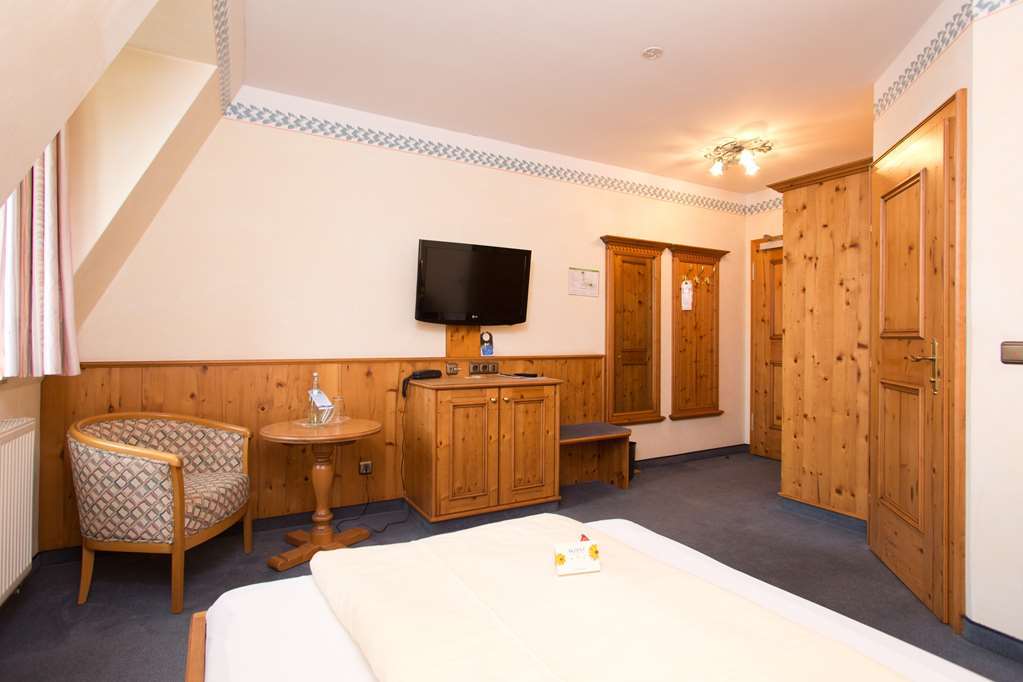 Akzent Hotel Krone Helmstadt Екстер'єр фото