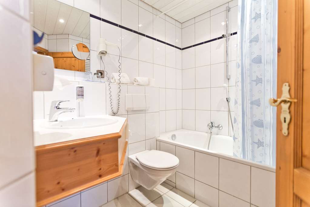 Akzent Hotel Krone Helmstadt Екстер'єр фото