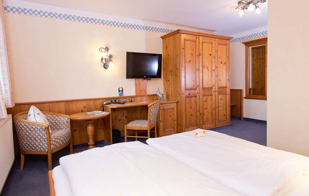 Akzent Hotel Krone Helmstadt Екстер'єр фото