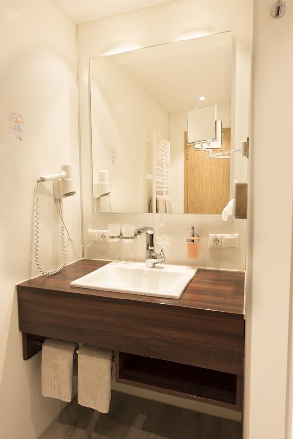 Akzent Hotel Krone Helmstadt Екстер'єр фото