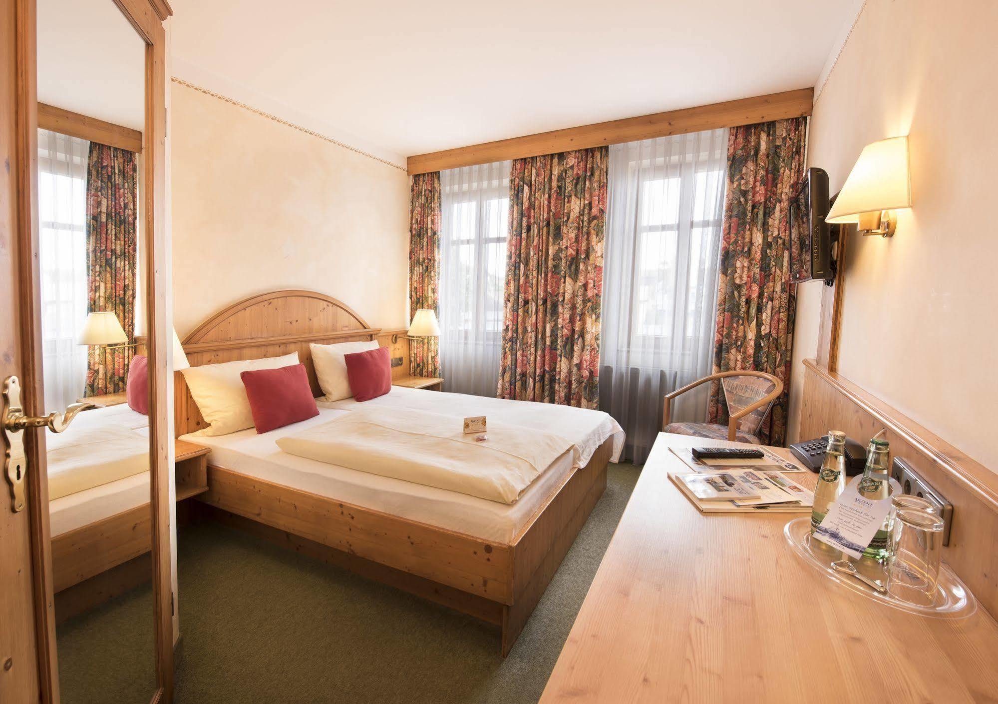 Akzent Hotel Krone Helmstadt Екстер'єр фото